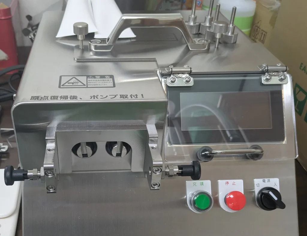 チューブ容器の充填機