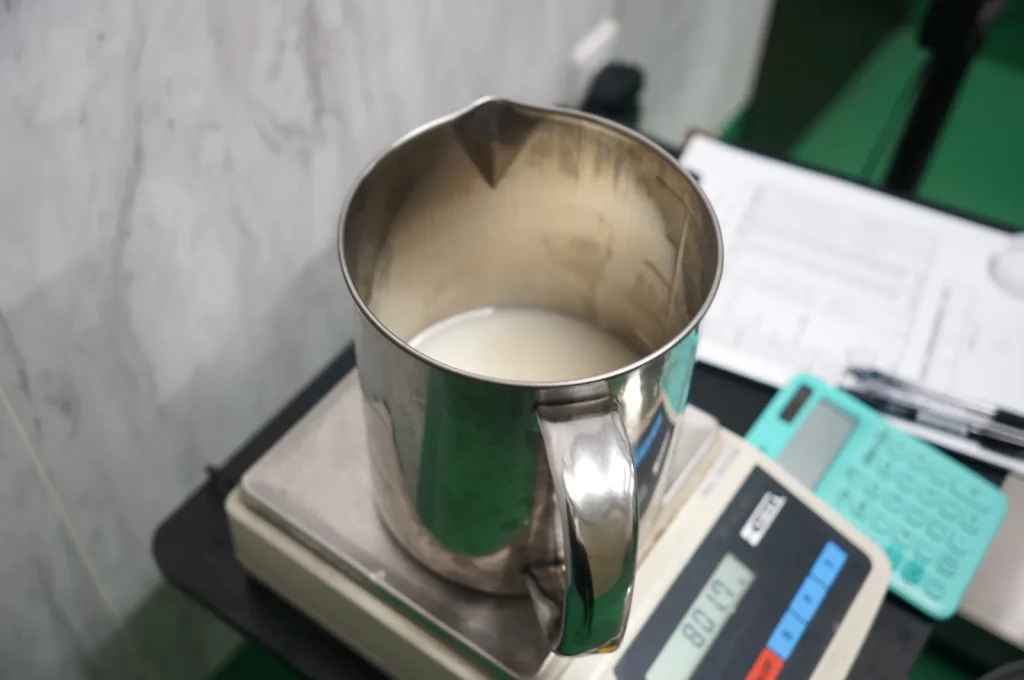原料を電子はかりで計量する様子