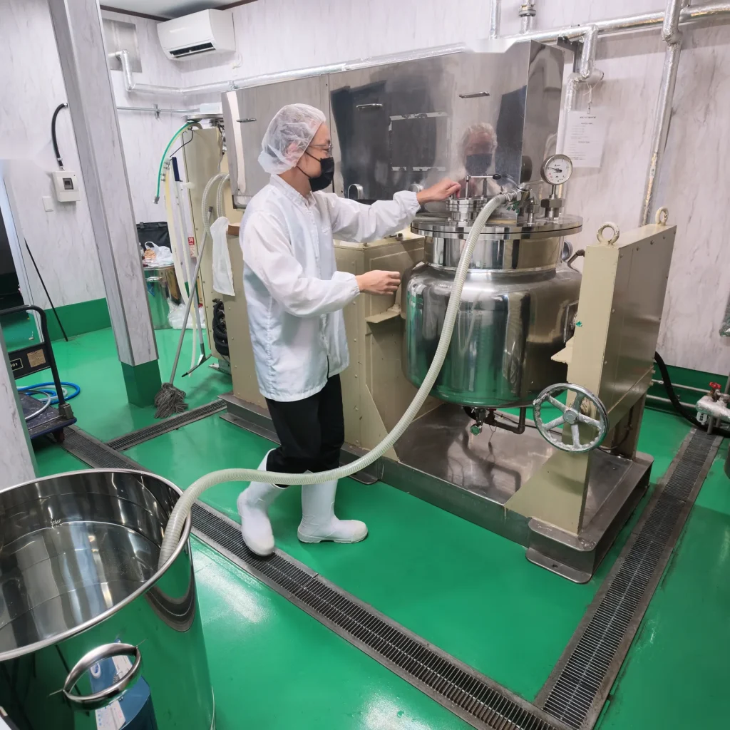 乳化釜で作業する工場長（コセット自社工場）