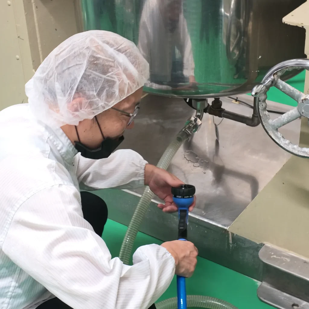 ホースで機械を洗浄する様子